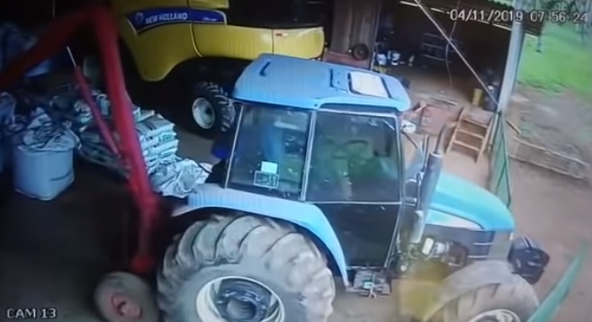 Photo of Trator bate arranque sozinho e sai andando; Veja vídeo